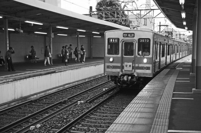 電車の写真、白黒の元画像