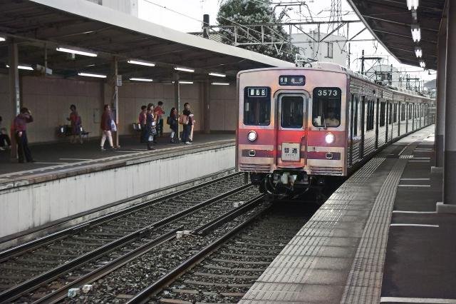 電車の写真、DeOldifyでカラー化後