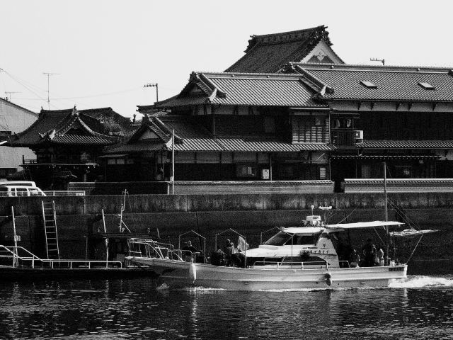 港町の風景、白黒の元画像