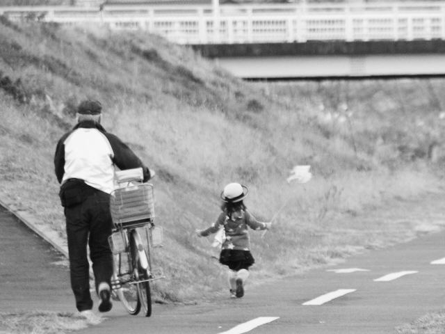 おじいちゃんと孫、白黒の元画像