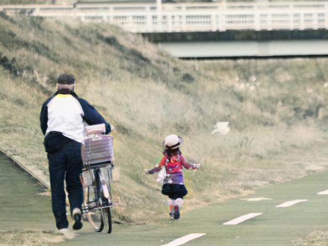 おじいちゃんと孫、DeOldifyでカラー化後