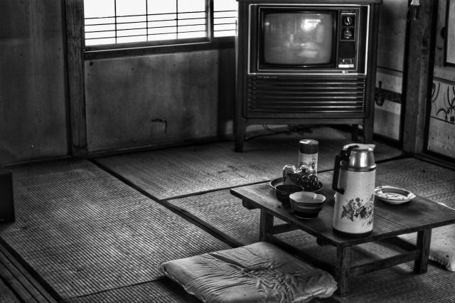 昭和初期の食卓、白黒の元画像