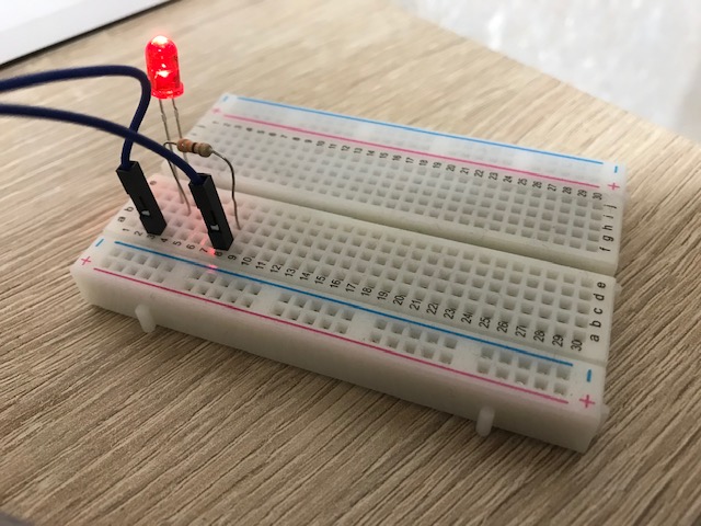 SlackからのON指示でLEDライトが点灯した様子