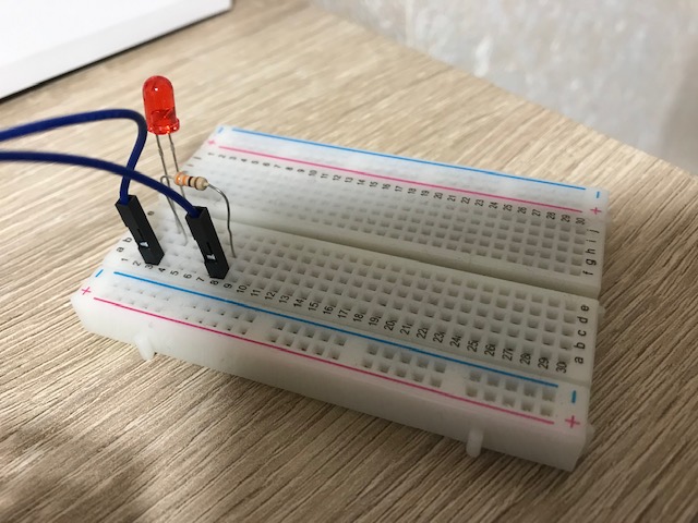 SlackからのOFF指示でLEDライトが消灯した様子